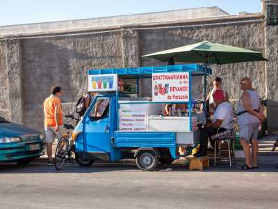 ...l� dove dal 1980 si posiziona con il suo tre ruote trasformato in una sorta di bar all�aperto